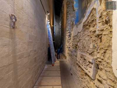 Per accedere all�ipogeo della Cattedrale passiamo da un�intercapedine al lato dell�ingresso